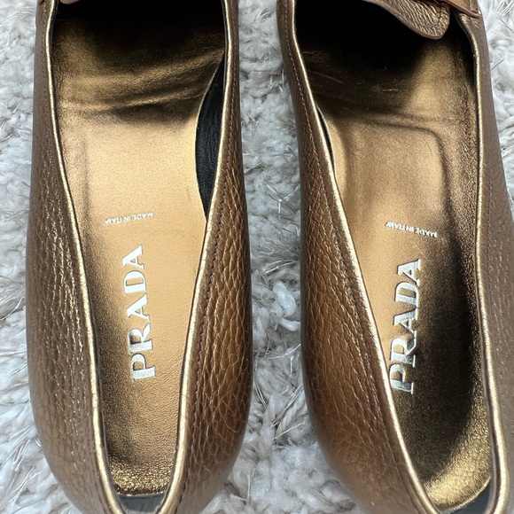 Beautiful PRADA gold leather flats - Picture 6 of 12